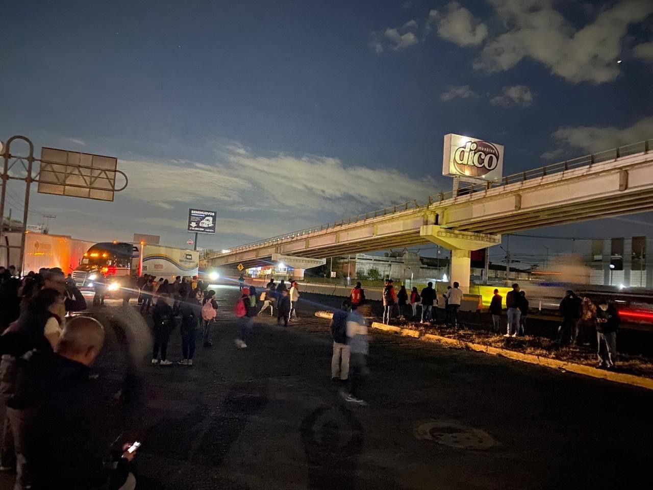 ¡Al límite! Colapso vehicular en la México-Querétaro