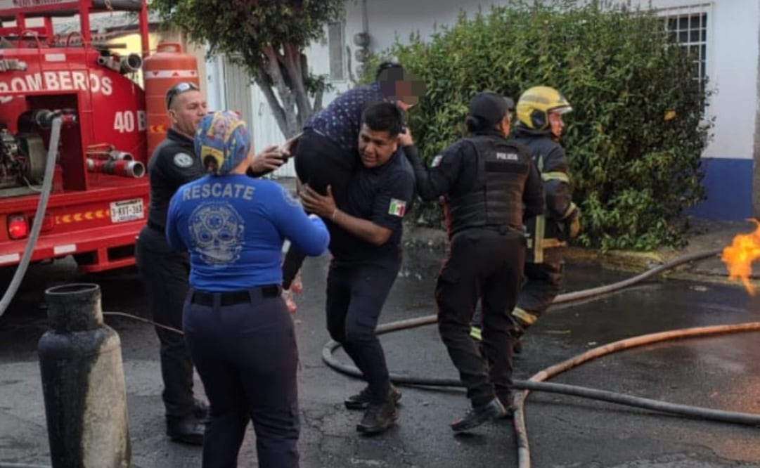 Unidades de bomberos y Protección Civil desplegadas en la calle 30 de la colonia El Sol, en Nezahualcóyotl. Foto Especial