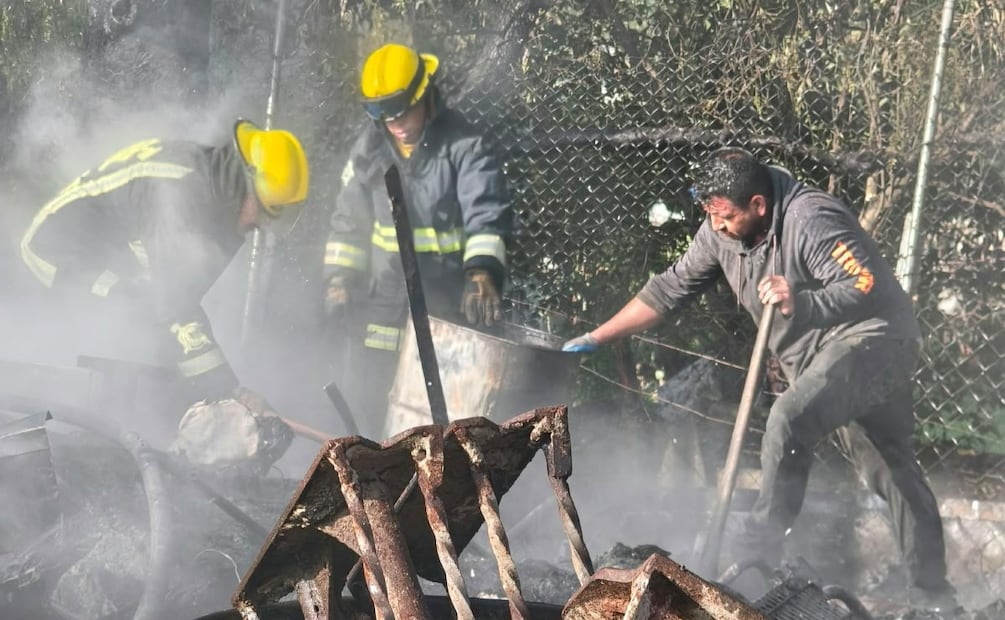 Elementos de Protección Civil y Bomberos trabajaron para controlar las llamas. Foto especial