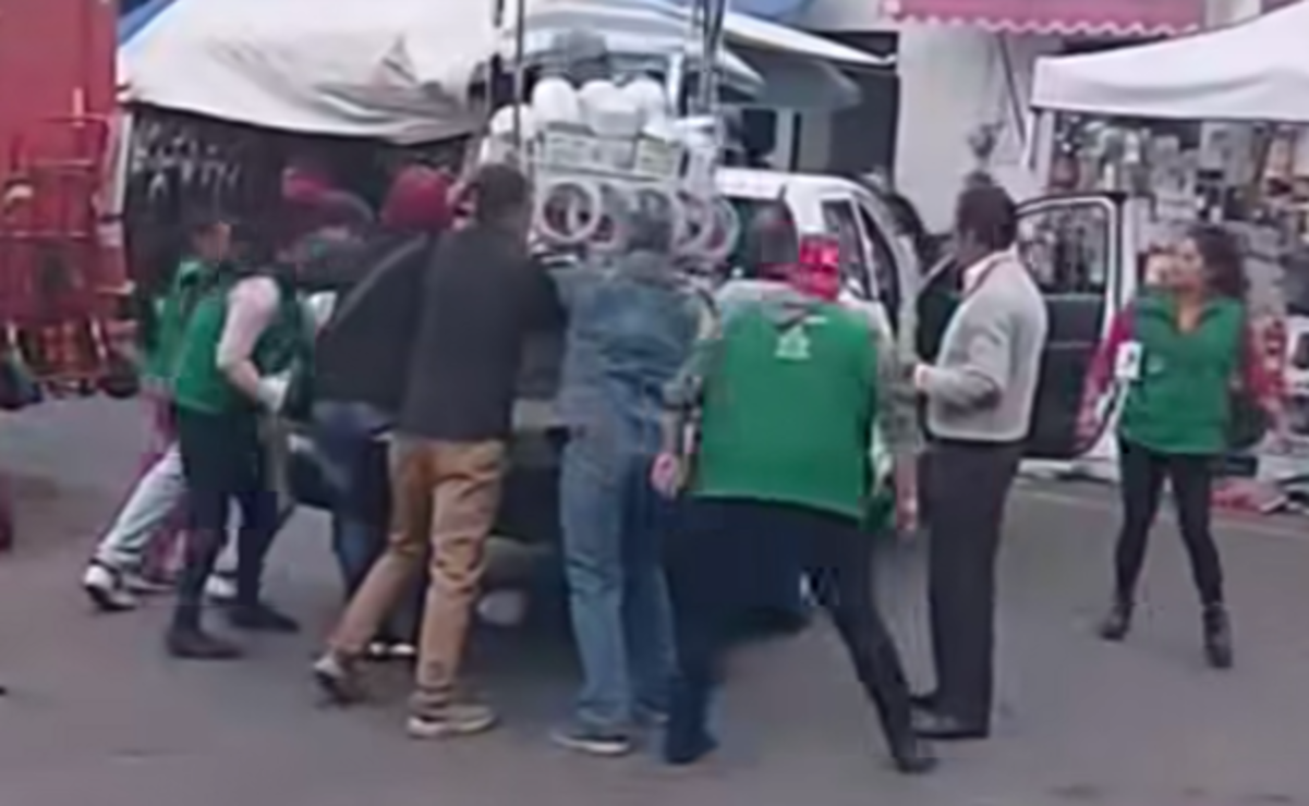 Comerciantes denuncian a servidores públicos de Tianguistenco por retiro violento de mercancía