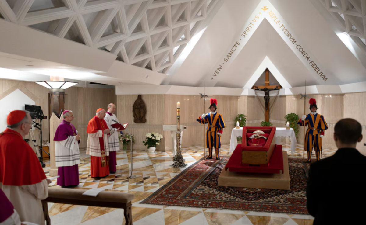 El Papa Francisco está expuesto en un simple ataúd de madera abierta sin el catafalco / Foto Vaticano