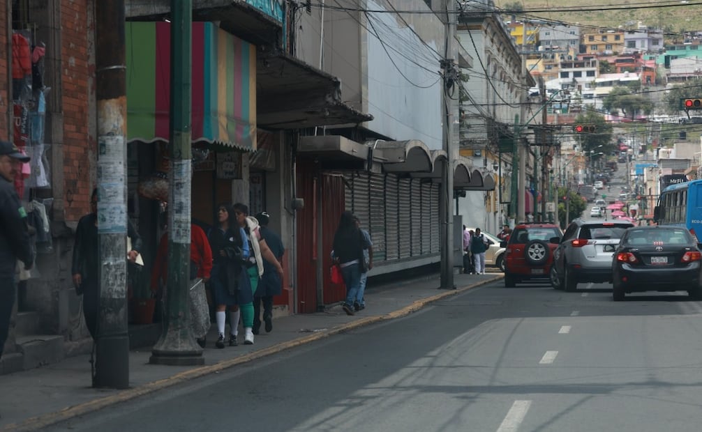 Esquina de Lerdo y Rayón: peatones caminan con miedo ante la presencia constante de carteristas y 'motorratones'. Foto Alejandro Vargas / El Universal