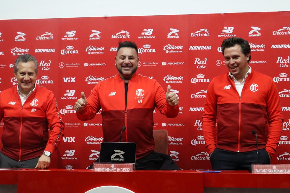 La afición escarlata está ilusionada con la llegada de Antonio Mohamed. El "Turco" promete un proyecto ganador y asegura que el equipo tiene el potencial para ser campeón. Foto Karen Aldama