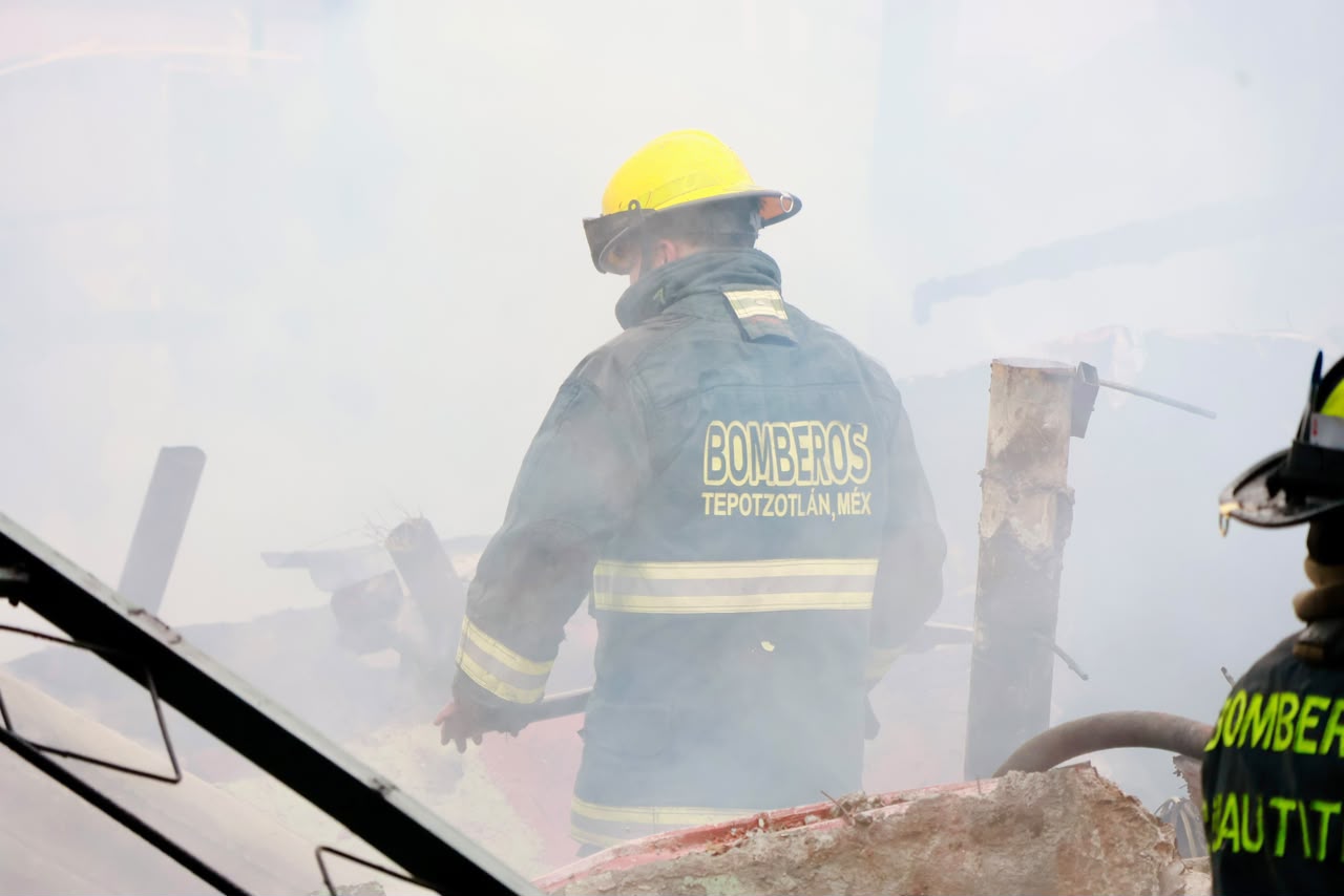 La casa ubicada en la calle Acequia estaba a punto de colapsar cuando ingresaron los bomberos, sitio en el que almacenaban PET y desechos. Foto: especial