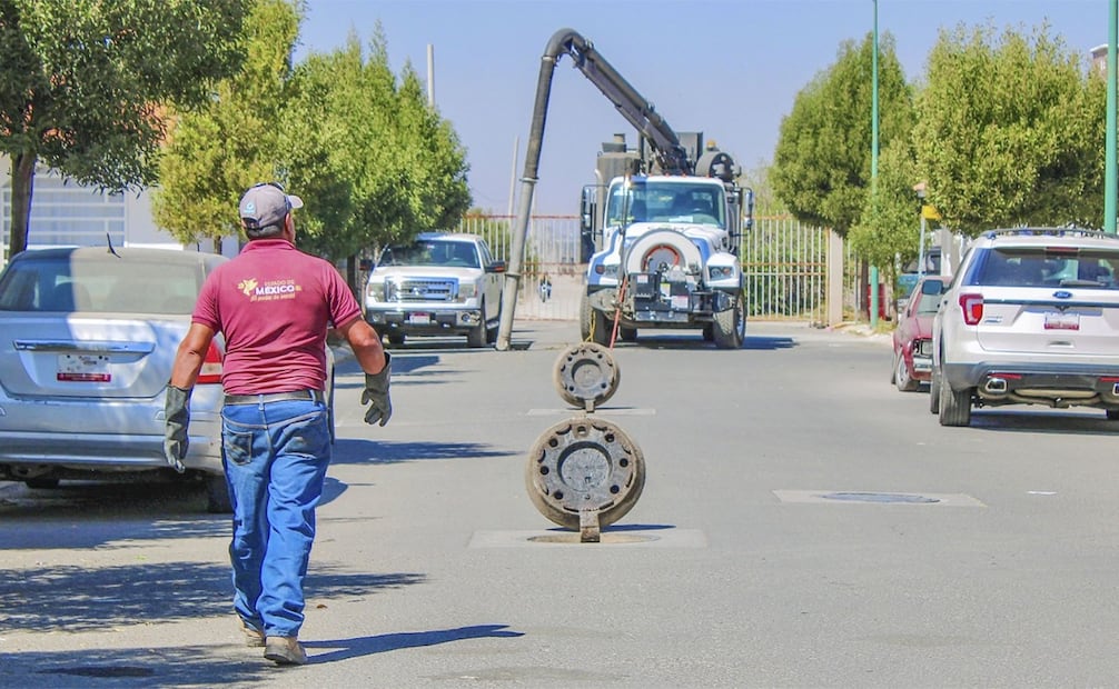 Personal de la CAEM realiza la extracción de sedimentos en cárcamos clave para asegurar el flujo pluvial durante las próximas tormentas. Foto Especial