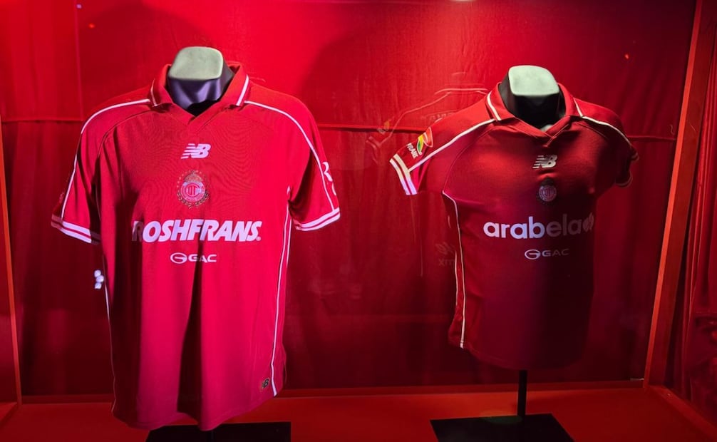 En la parte inferior de la playera lucen las 12 estrellas que consagran los títulos de liga de los Diablos Rojos. Foto Roberto Guerrero / El Universal