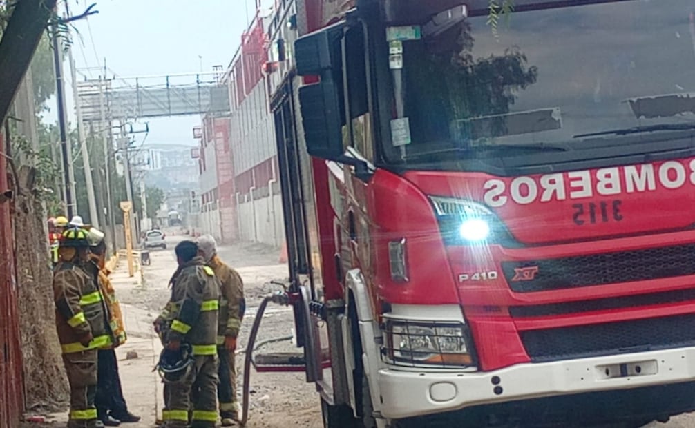 Personal especializado de la empresa Gas del Noroeste realiza el cierre estratégico de válvulas en la Av. Recursos Hidráulicos. Foto Especial