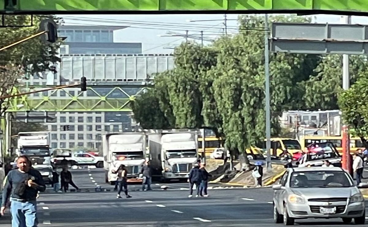 El bloqueo se prolongó por casi hora y media, afectando la circulación vial. Foto: Rebeca Jiménez / El Universal Edomex