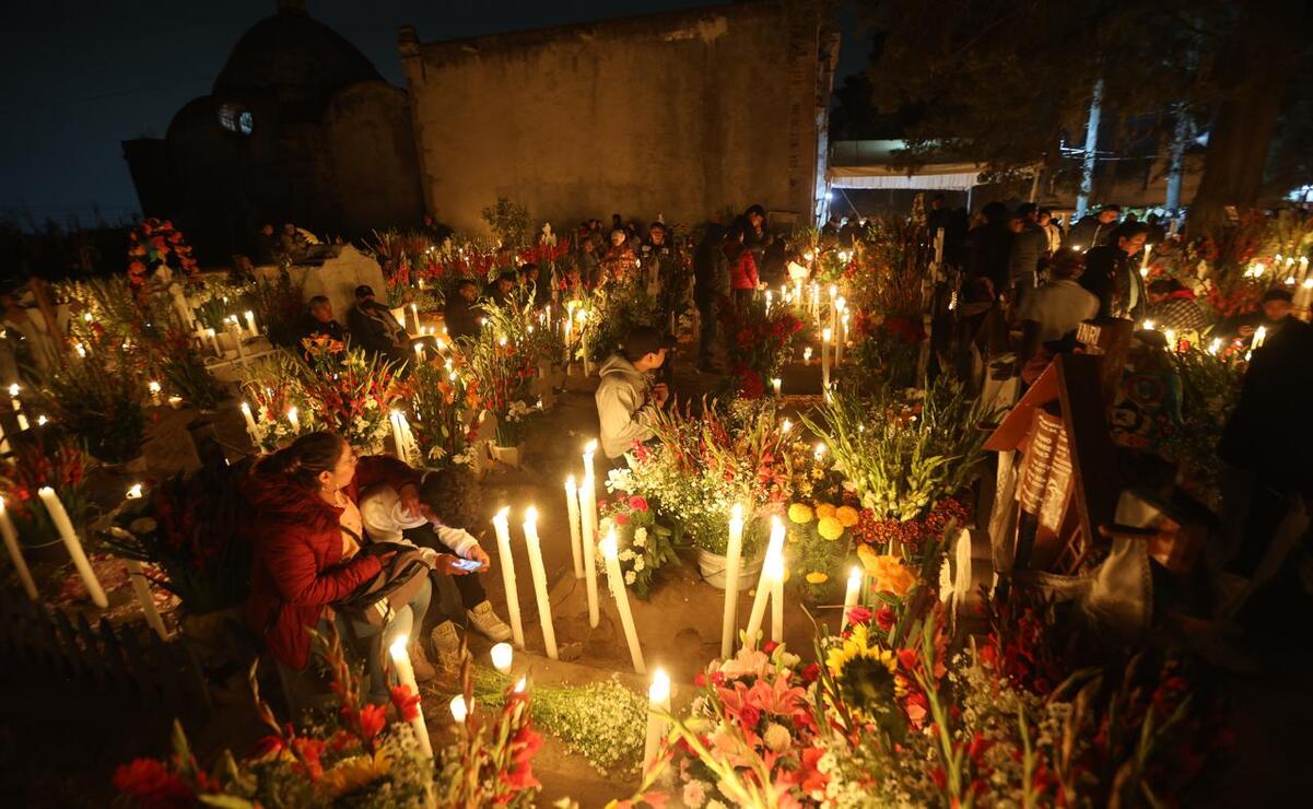 Flores, veladoras y recuerdos: Así se vive el Día de Muertos en los panteones del Valle de Toluca