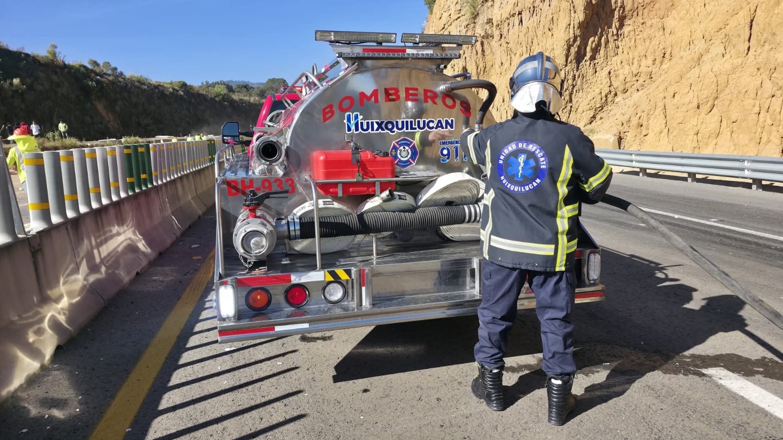La presidenta municipal de Huixquilucan, Romina Contreras Carrasco, reconoció la labor del cuerpo de bomberos y confirmó que se mantiene saldo blanco. Foto: especial