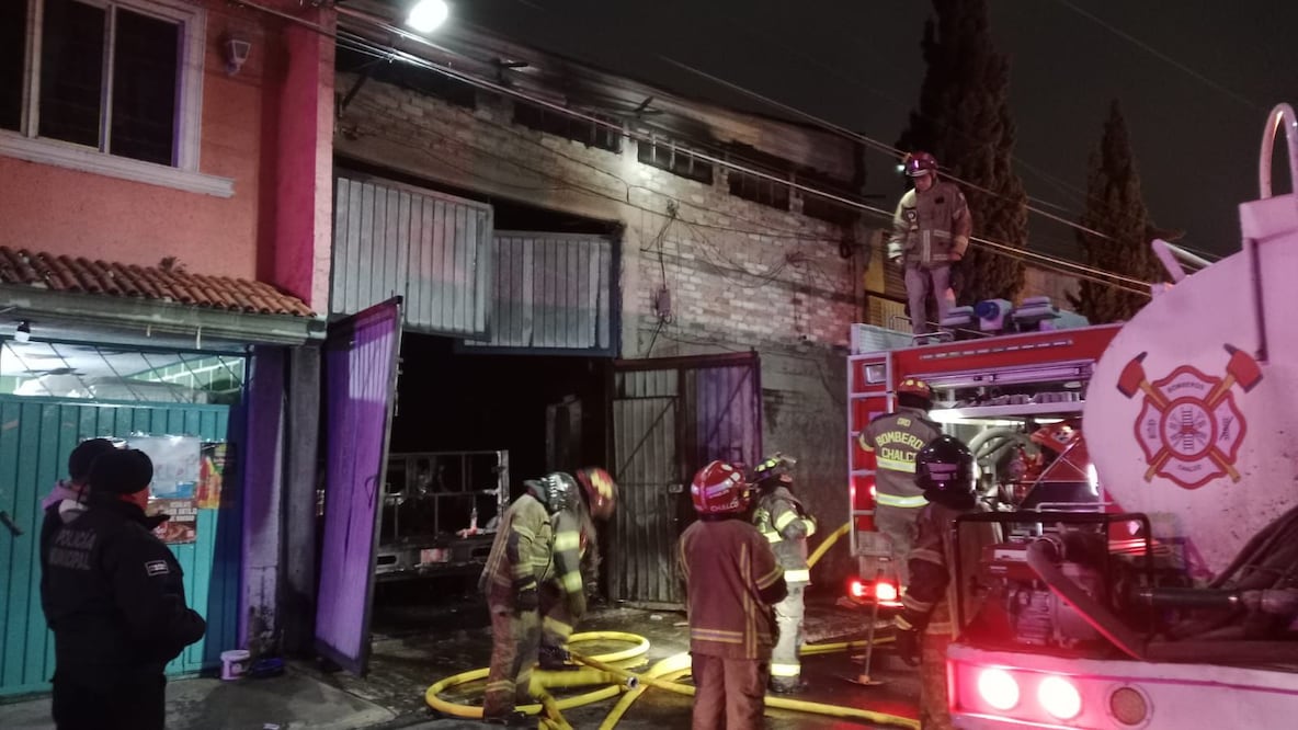 Tras sofocar el fuego, se realizaron trabajos de enfriamiento y remoción de escombros. Foto Especial