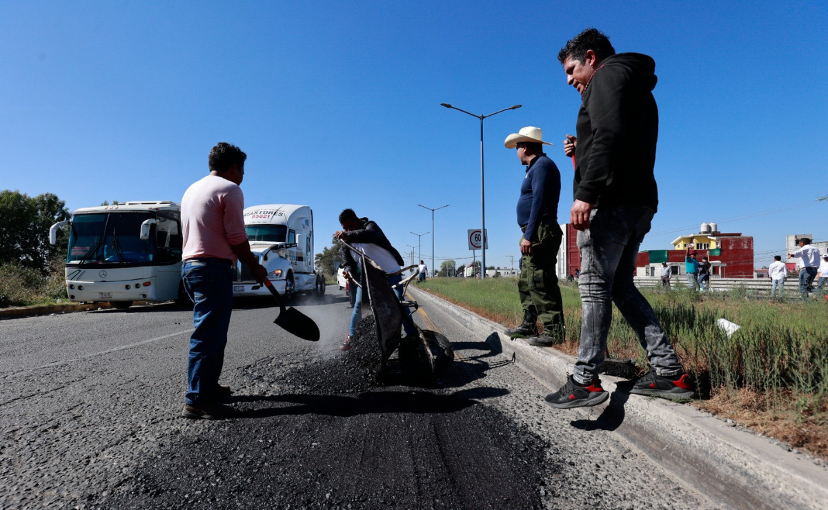 Realizan trabajos de bacheo en la carretera Toluca-Naucalpan Foto: Alejandro Vargas