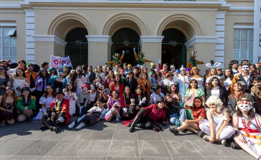 Integrantes de la Compañía Universitaria de Teatro (CUT) y estudiantes de Artes Teatrales encabezaron la caravana por el centro de Toluca. Foto Especial