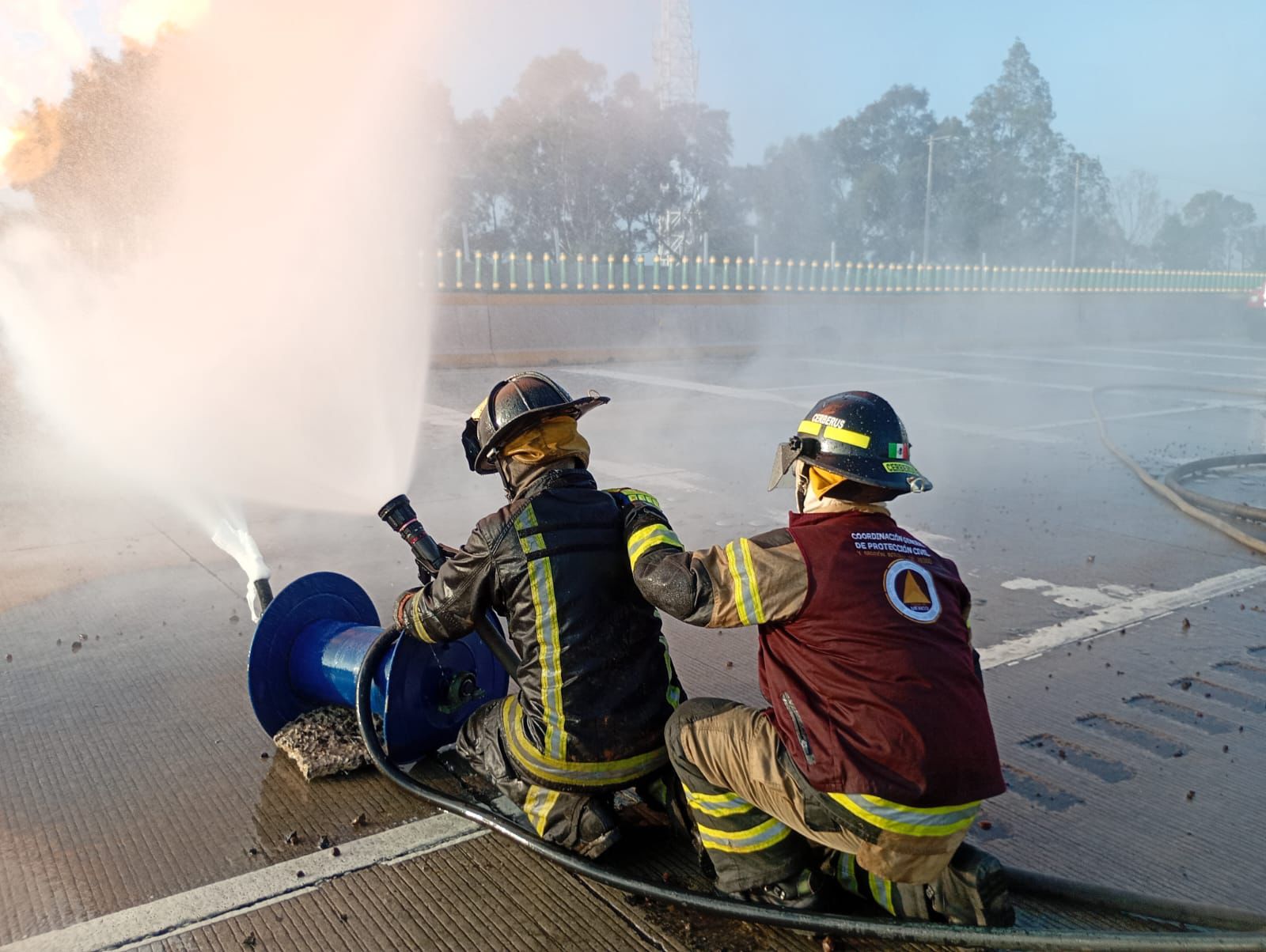 Por la caída se presentó una fuga en ese contenedor del combustible que transportaba / Foto Especial
