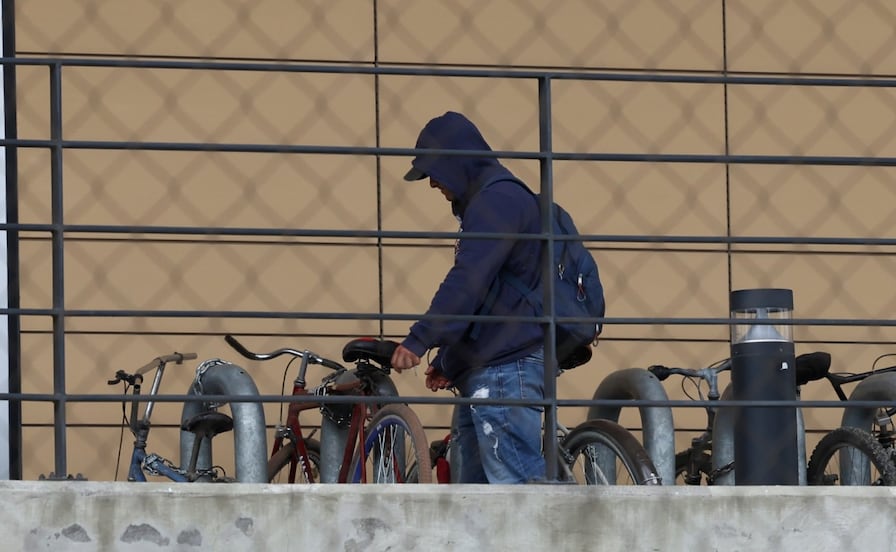 ¡Ni con cadena se salvan! Ciclistas denuncian ola de robos en estaciones del Tren Interurbano