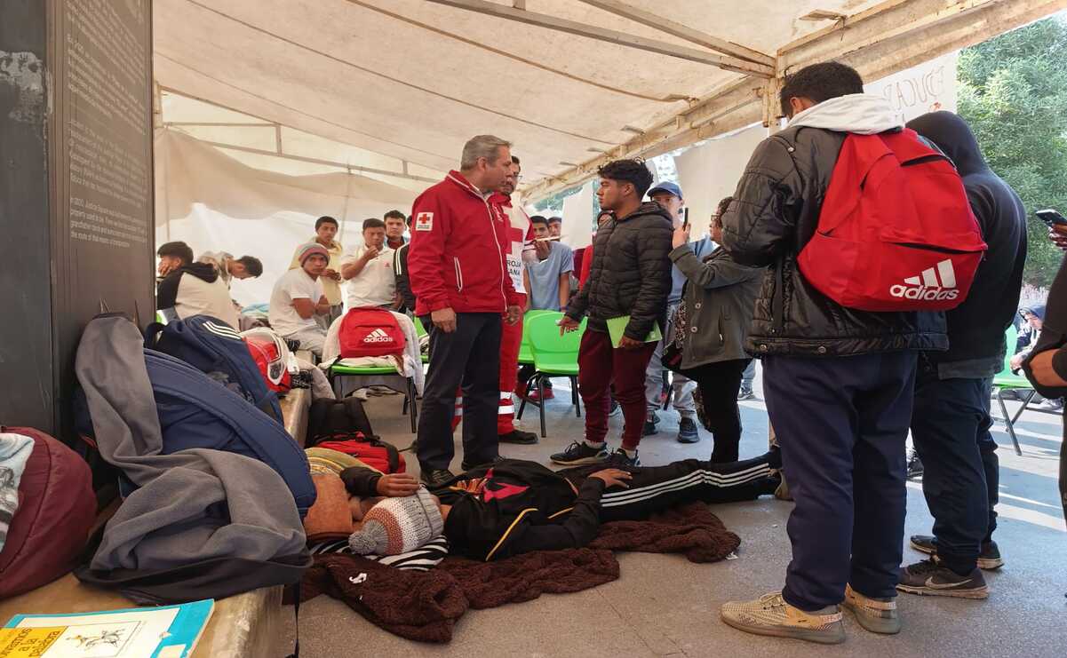 Ocho de los 28 estudiantes de la Escuela Normal Rural Lázaro Cárdenas del Río fueron atendidos por la Cruz Roja Foto: Macrina Vázquez