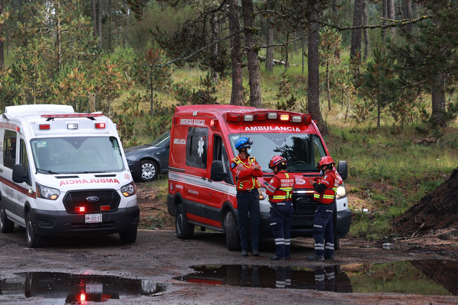Una camioneta que transportaba personal de la Protectora de Bosques del Estado de México volcó esta tarde en las inmediaciones de la zona boscosa del municipio de Zinacantepec, dejando un saldo preliminar de tres personas lesionadas / Foto: Alejandro Vargas EL UNIVERSAL
