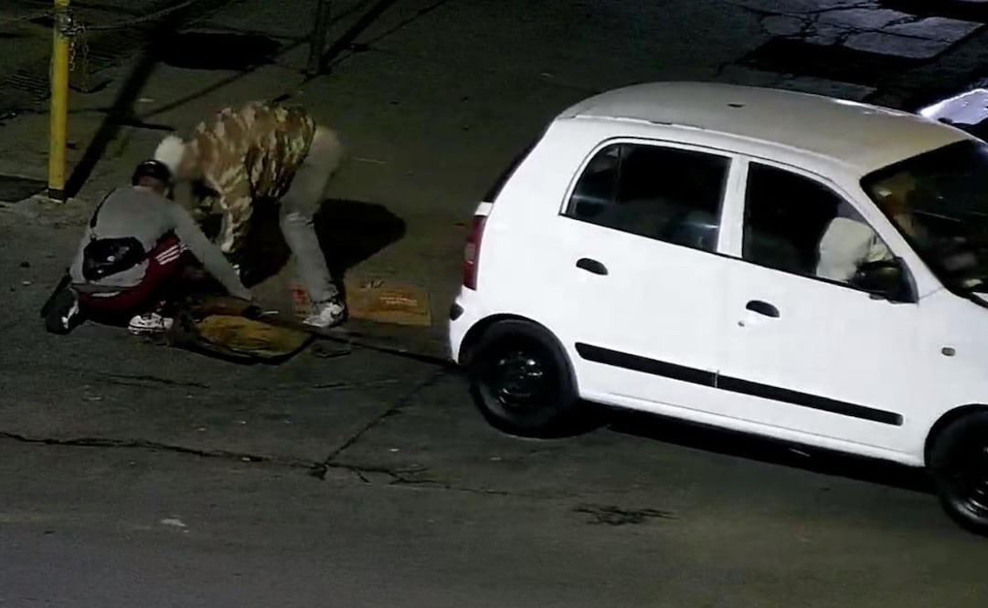 Los policías observaron que un automóvil con cromática de taxi y un grupo de sujetos manipulaba el registro de una empresa de telecomunicaciones. Foto. Especial