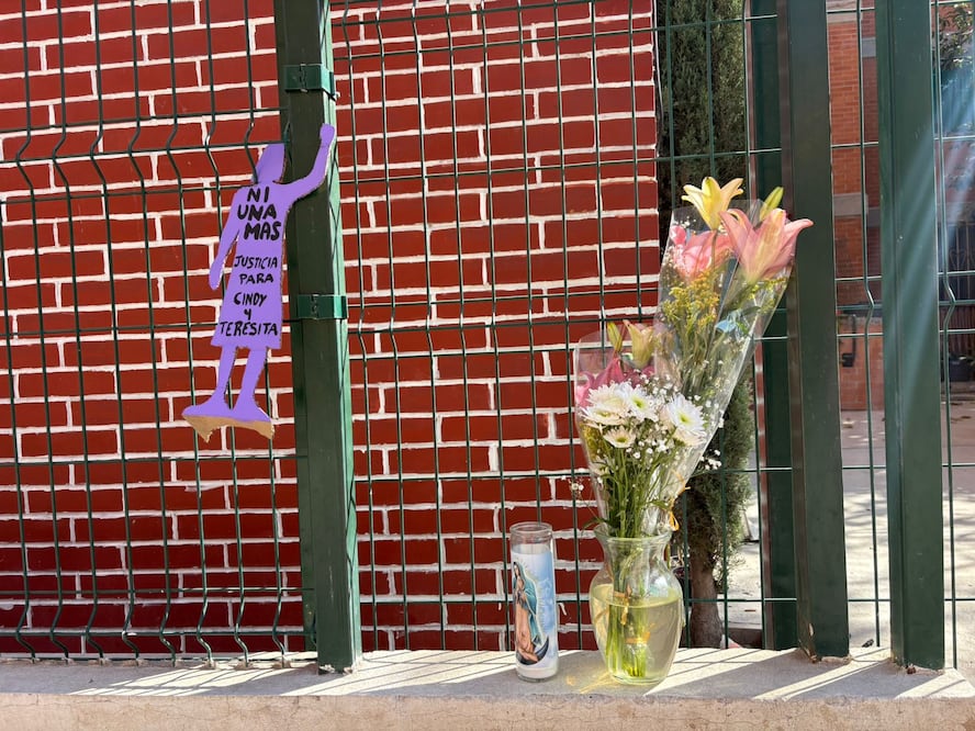 Entre flores, una veladora y una silueta morada, la consigna “Justicia para Cindy y Teresita” recuerda el vacío dejado por las dos mujeres en su hogar. Foto Arturo Contreras / El Universal
