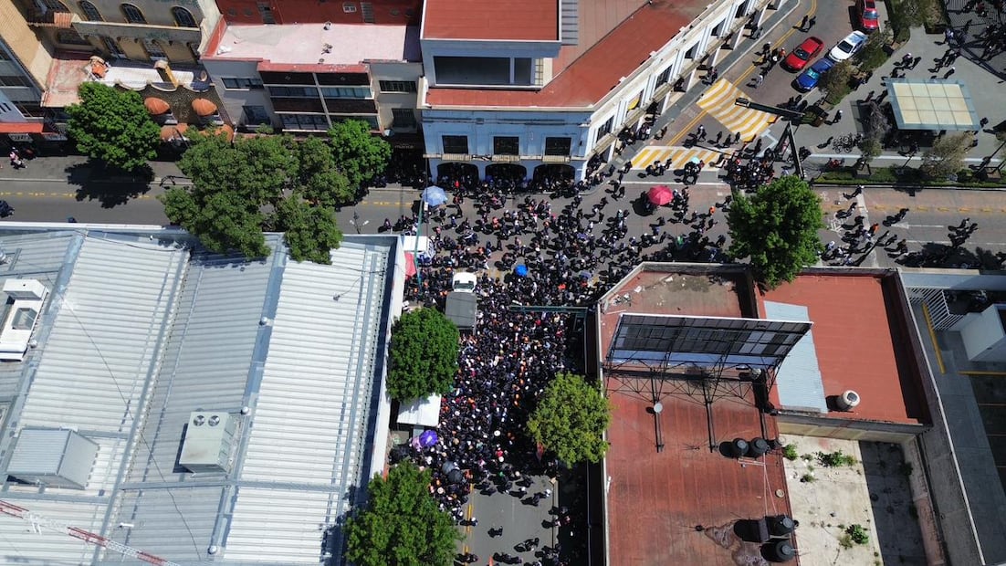 Integrantes de sindicatos marcharon por al menos cuatro calles céntricas de la capital mexiquense. Foto. Alejandro Vargas. El Universal