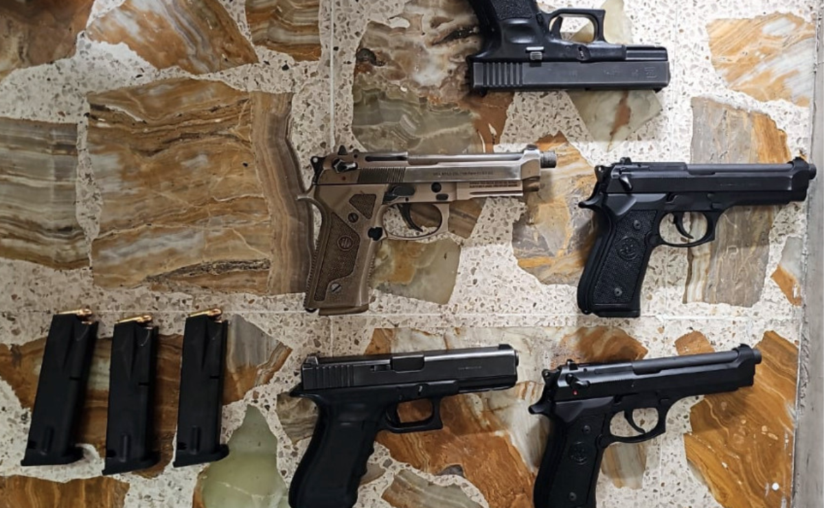El arsenal asegurado en Acolman, incluyendo pistolas calibre 9 mm y .380 mm. Foto: Especial