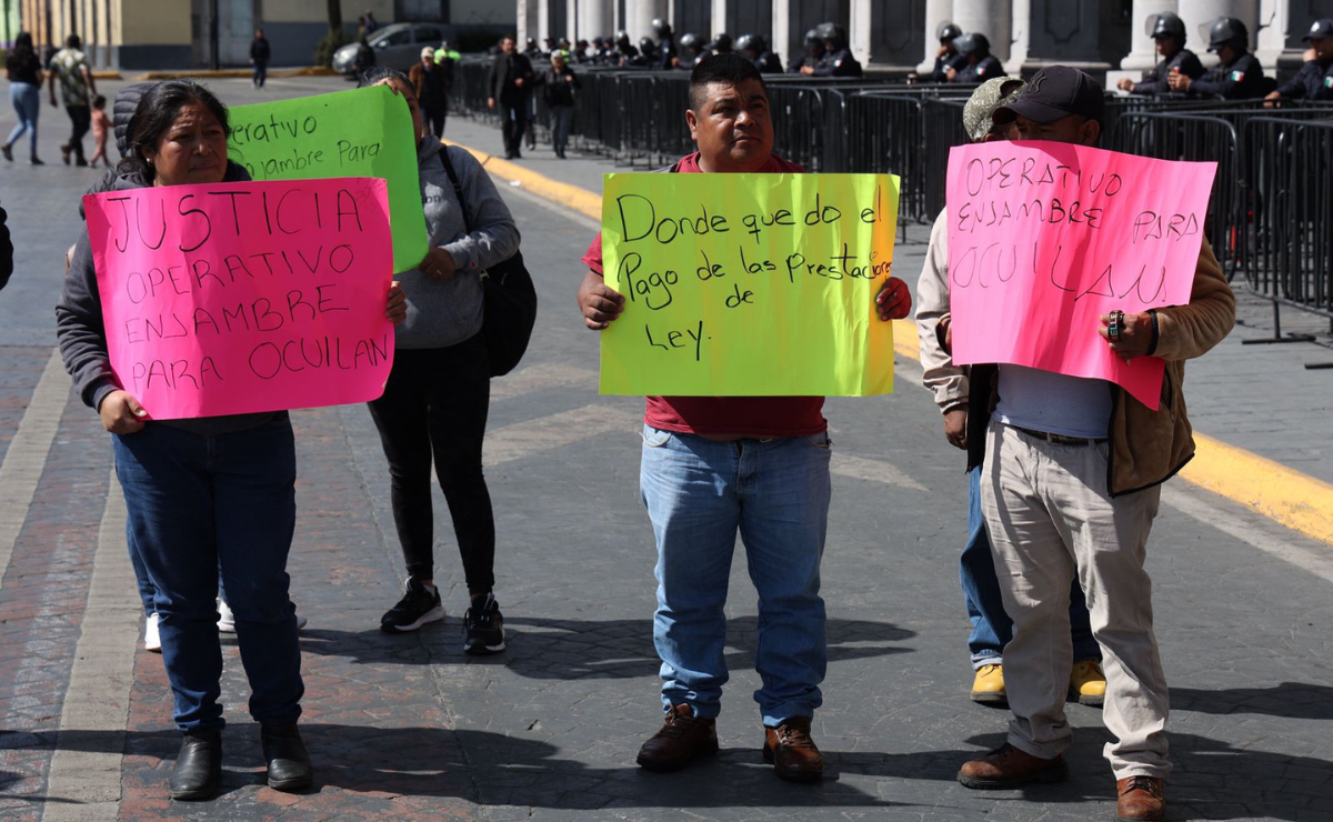 Trabajadores de Ocuilan protestan frente al Palacio de Gobierno exigiendo el pago de sus aguinaldos y denunciando desvío de fondos. Foto: Arturo Hernández