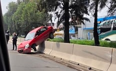 Así quedó un automóvil sobre las barreras de concreto en la México-Querétaro; hay afectaciones viales
