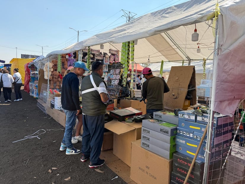El alcalde Adolfo Cerqueda resaltó que la feria impulsa el ingreso de comerciantes de Nezahualcóyotl y zonas aledañas. Foto Emilio Fernández / El Universal