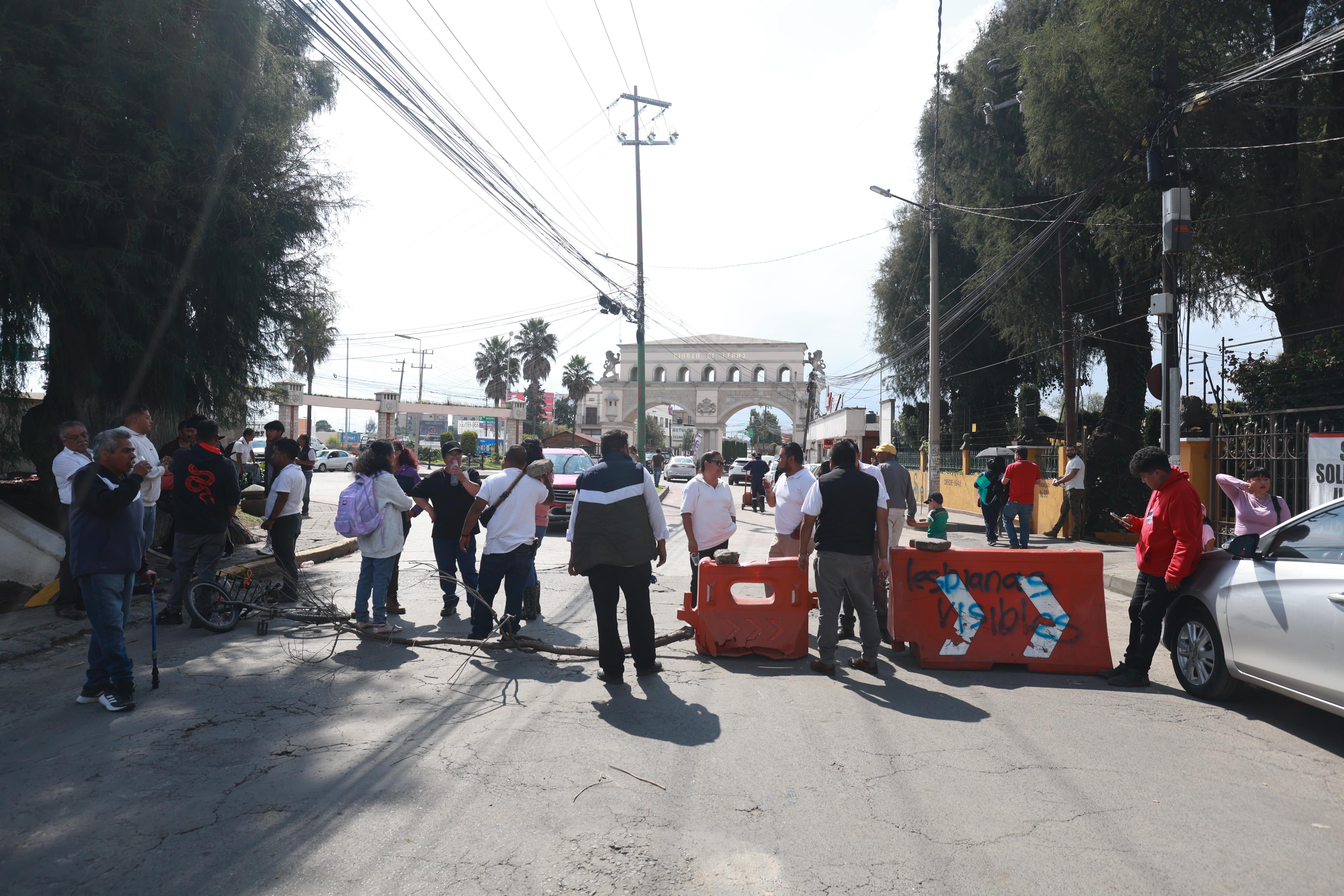 Tras 15 días anegados, vecinos demandan intervención de autoridades locales / Foto Alejandro Vargas EL UNIVERSAL