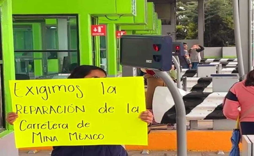 Con pancartas en mano, los inconformes se colocaron en la caseta en ambos sentidos de la Toluca-Atlacomulco, para dar paso libre a los automovilistas. Foto: Captura de pantalla