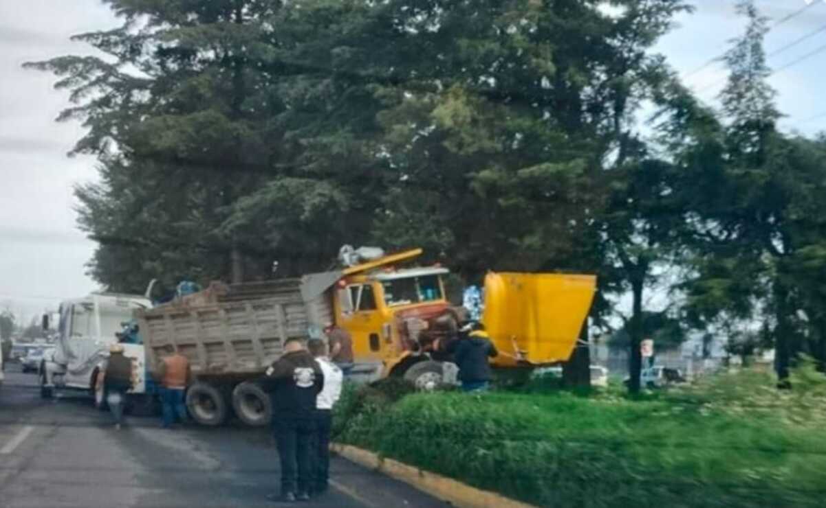 Chocan tráiler y camión de carga en la carretera Toluca-Palmillas
