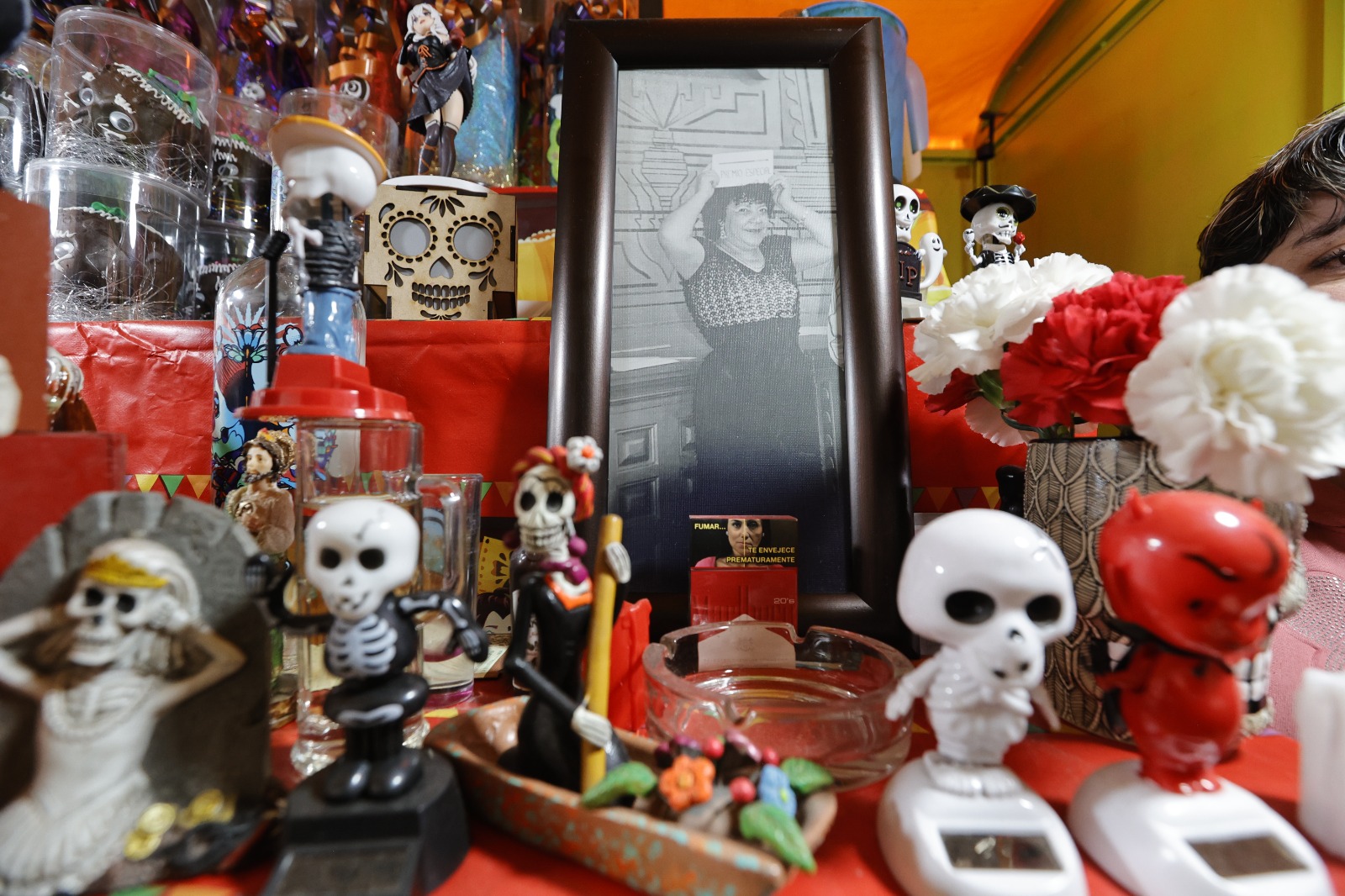 Victoria fue de las primeras artesanas en poner su puesto en la famosa Feria del Alfeñique, en Toluca. Foto Jorge Alvarado