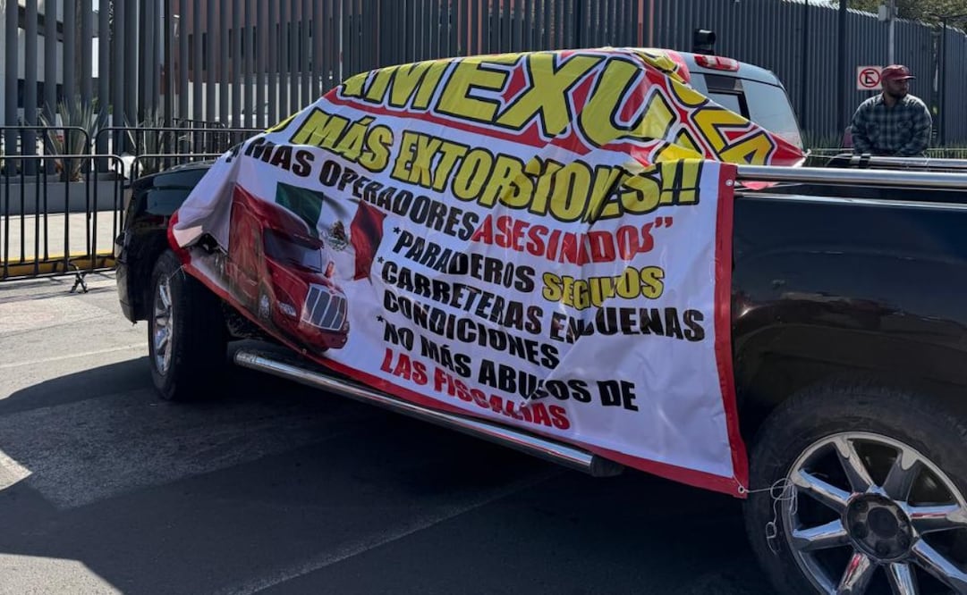 Agremiados de Tamexun se manifiestan frente a la FGJEM en Toluca para exigir la devolución de sus negocios. Foto Especial