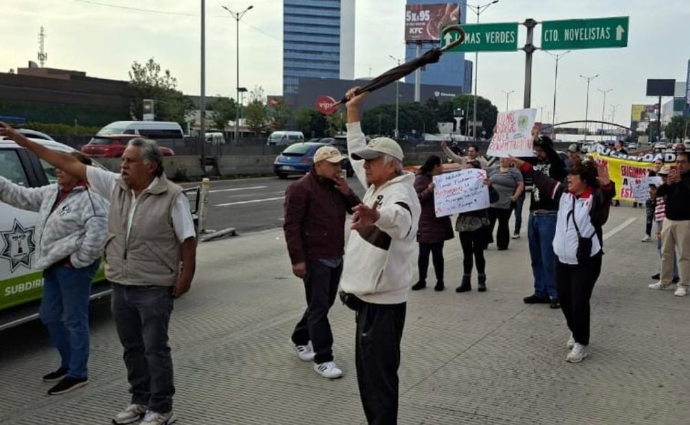Vecinos se manifiestan en los carriles laterales del Periférico Norte. Foto especial