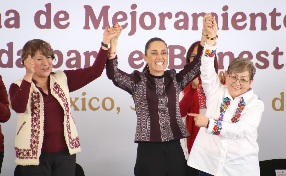 La presidenta de México, Claudia Sheinbaum realiza la Entrega de Tarjetas de Mejoramiento de Vivienda para El Bienestar en Los Reyes La Paz, la acompañan, la gobernadora del Estado de México, Delfina Gómez y Martha Guerrero, presidenta de La Paz. Foto: Luis Camacho/EL UNIVERSAL