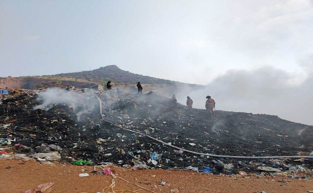 Al menos 30 elementos de Bomberos de Ecatepec, con apoyo de pipas públicas y privadas, laboran para sofocarlo / Foto Especial