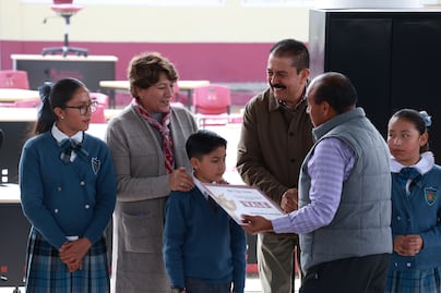 Entrega de infraestructura y mobiliario escolar en Atlacomulco  