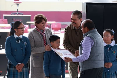 Entrega de infraestructura y mobiliario escolar en Atlacomulco