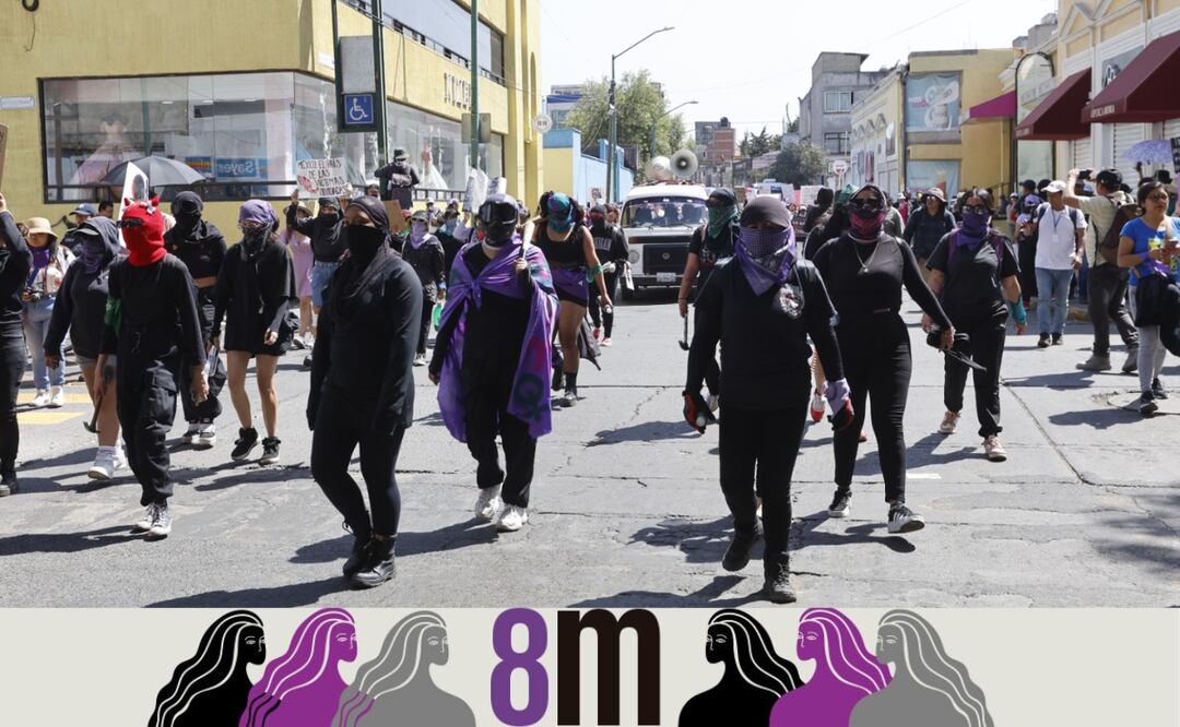 Integrantes del Bloque Negro, vestidas de negro y encapuchadas, forman una barrera de protección durante la marcha del 8M Foto: Jorge Alvarado