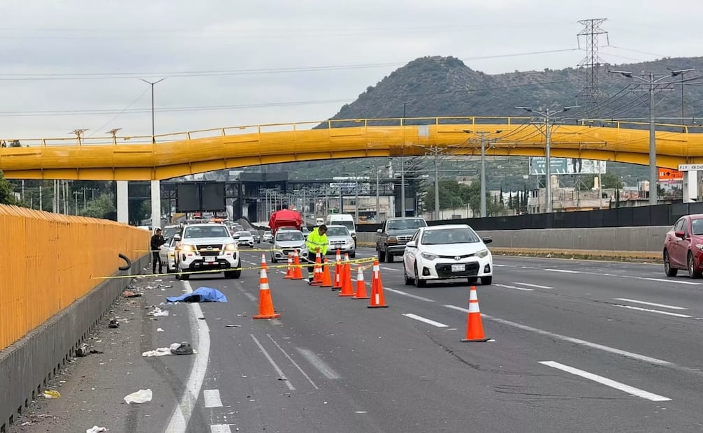Elementos de la Guardia Nacional resguardan el área del trágico accidente en el kilómetro 23 de la autopista México-Puebla. Foto Especial