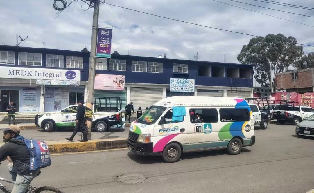 Personal de la Fiscalía General de Justicia del Estado de México realiza las diligencias periciales en el lugar de los hechos. Foto Especial