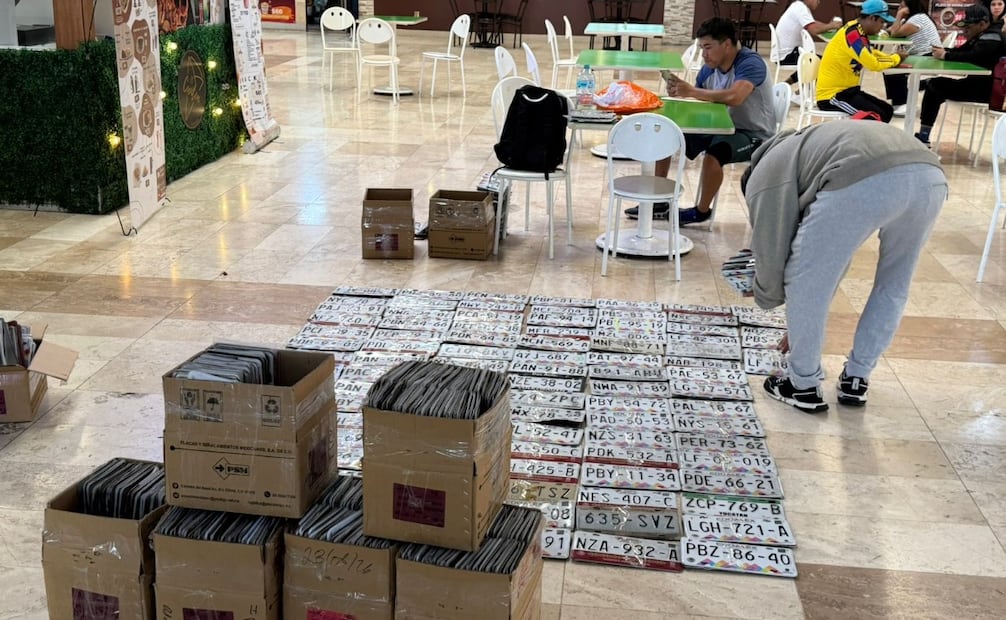 El personal de la Secretaría de Finanzas atendió de forma rápida a los automovilistas que acudieron de última hora a los módulos de la zona oriente. Foto Emilio Fernández / El Universal