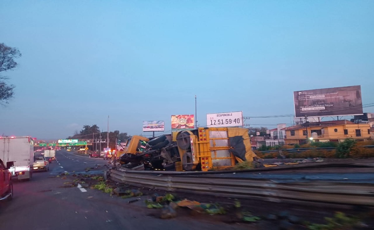 Vuelca torton en la México-Toluca a la altura de Lerma, colapsa el tráfico