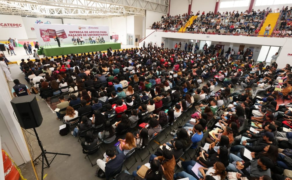 Autoridades municipales reconocieron el esfuerzo de las familias y de los jóvenes que enfrentan largos traslados y múltiples rutas para llegar a clases. Foto Especial