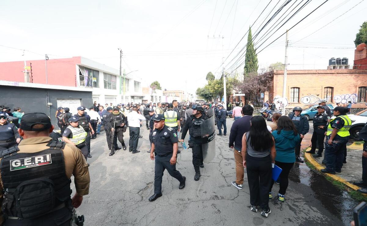 Las autoridades señalaron que los inconformes iban armados con palos, tubos, botellas, objetos contundentes y bombas Molotov / Foto Alejandro Vargas