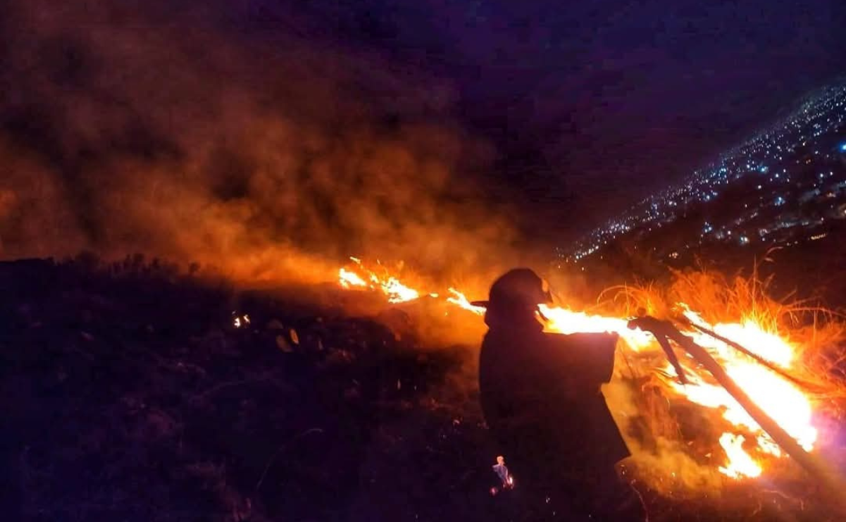 Vulcanos en puntos estratégicos intentan controlar el avance del fuego en las inmediaciones de Santa Cruz Atzcapotzaltongo. Foto: Especial