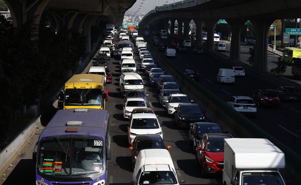 El bloqueo a impedido la circulación en los carriles laterales y centrales de Periférico norte hacia el Toreo de Cuatro Caminos. Foto: Diego Simón / El Universal Estado de México