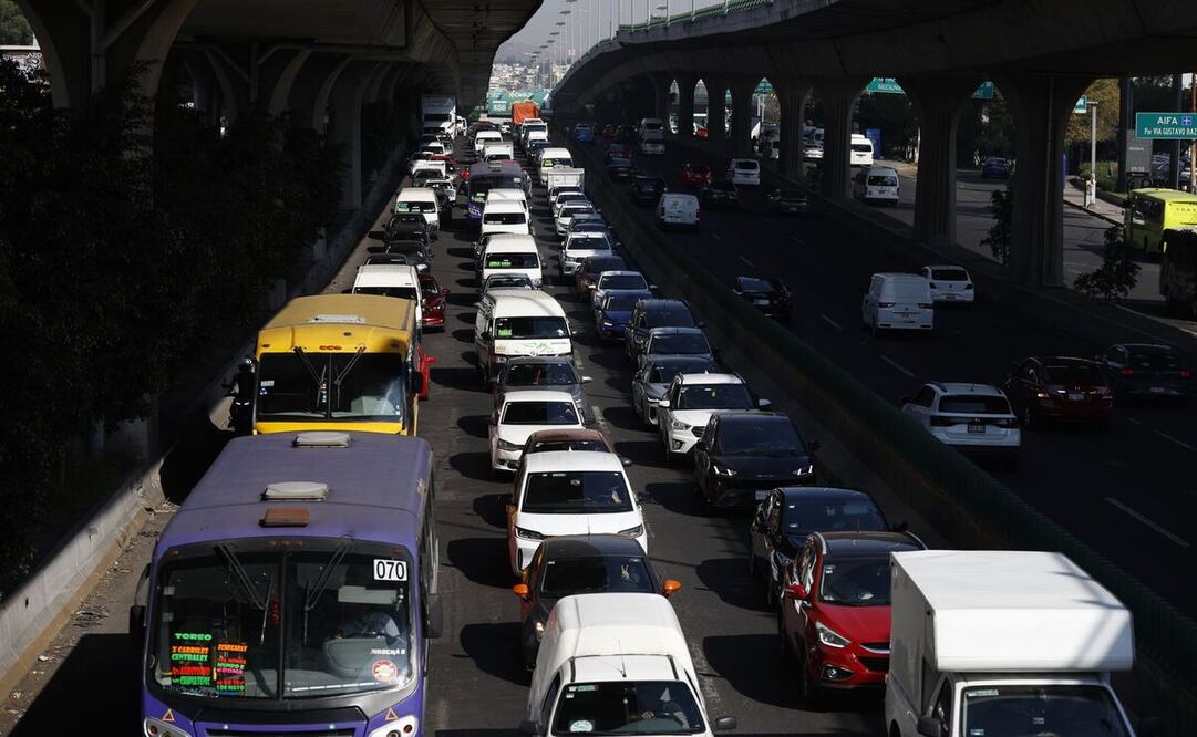 Los vehículos con engomado rosa y terminación de placas 7 y 8 no podrán circular en el Valle de México. Foto: Diego Simón / El Universal Estado de México