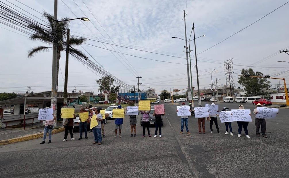 Manifestantes se congregaron frente a los juzgados del Poder Judicial del Edomex donde enfrenta procesos Brandon Miguel “N”, señalado como líder extorsionador. Foto Especial