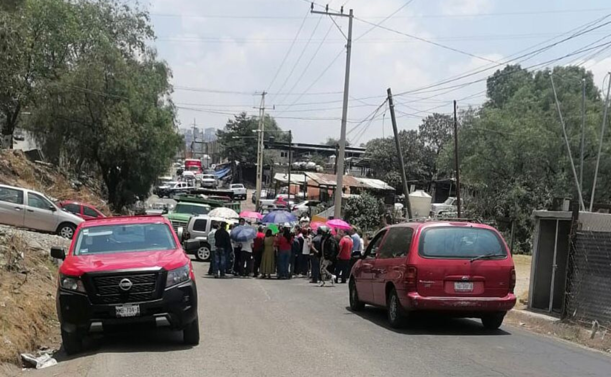 Vecinos de Naucalpan bloquean la avenida San Mateo en señal de protesta contra la asfaltadora. Foto: Especial